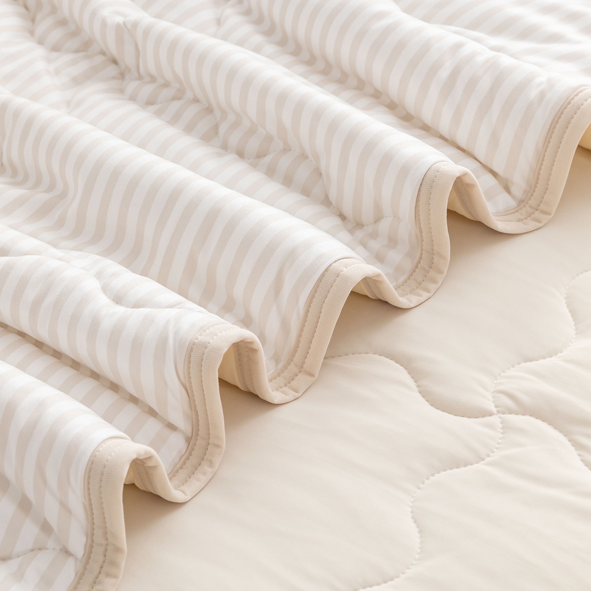 Berkshire 양면 쿨링 담요 152x178cm - 베이지스트라이프화이트