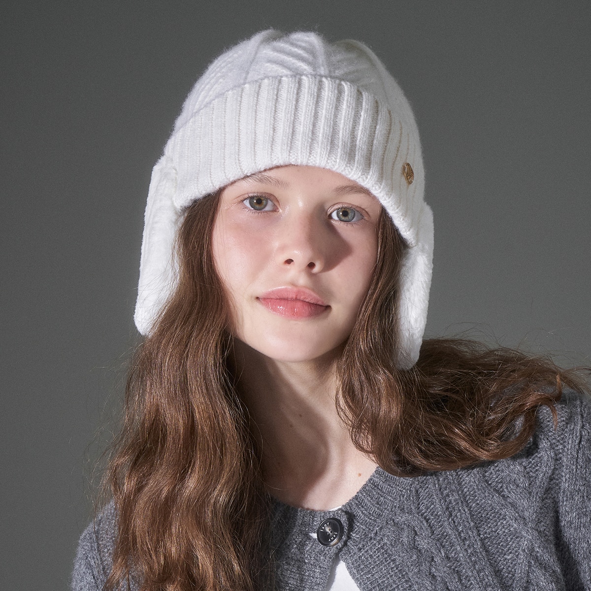 화이트샌즈 알파카 니트 귀달이퍼 비니 아르고