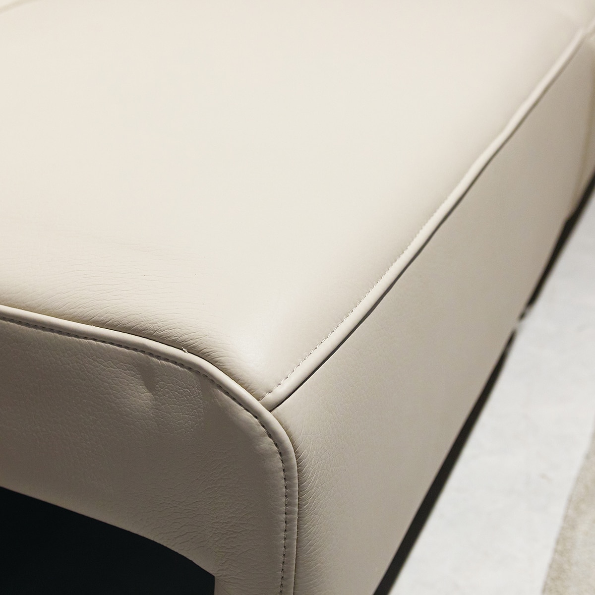 사트바 무빙헤드 통가죽 슬라이딩 소파 4인 사트바 무빙헤드 통가죽 슬라이딩 소파 4인