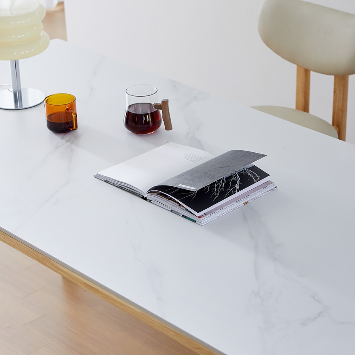 헤이지 세라믹 식탁 세트 4인 - 내츄럴, 마블 화이트 헤이지 세라믹 식탁 세트 4인 - 내츄럴, 마블 화이트