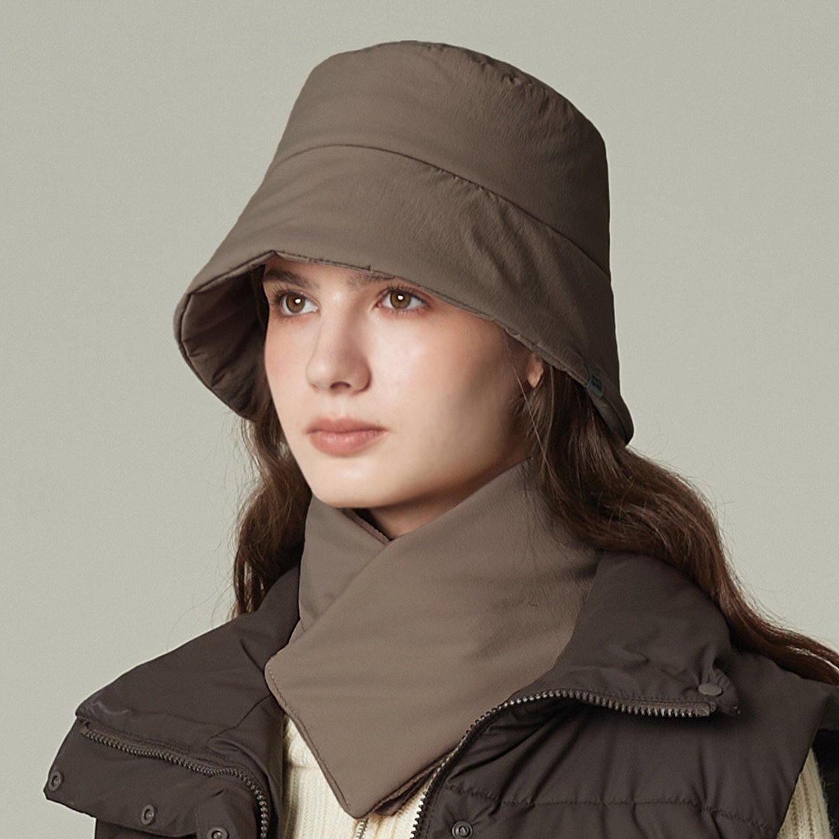 화이트샌즈 경량 패딩 버킷햇 + 넥 워머 SET 헬로나 - 브라운 화이트샌즈 경량 패딩 버킷햇 + 넥 워머 SET 헬로나 - 브라운