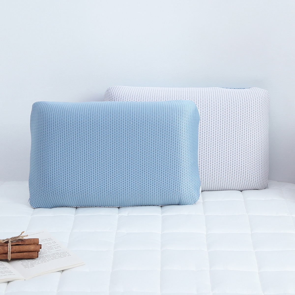 에이프릴앳홈 냉감 메쉬 메모리폼 베개 - 블루 에이프릴앳홈 냉감 메쉬 메모리폼 베개 - 블루