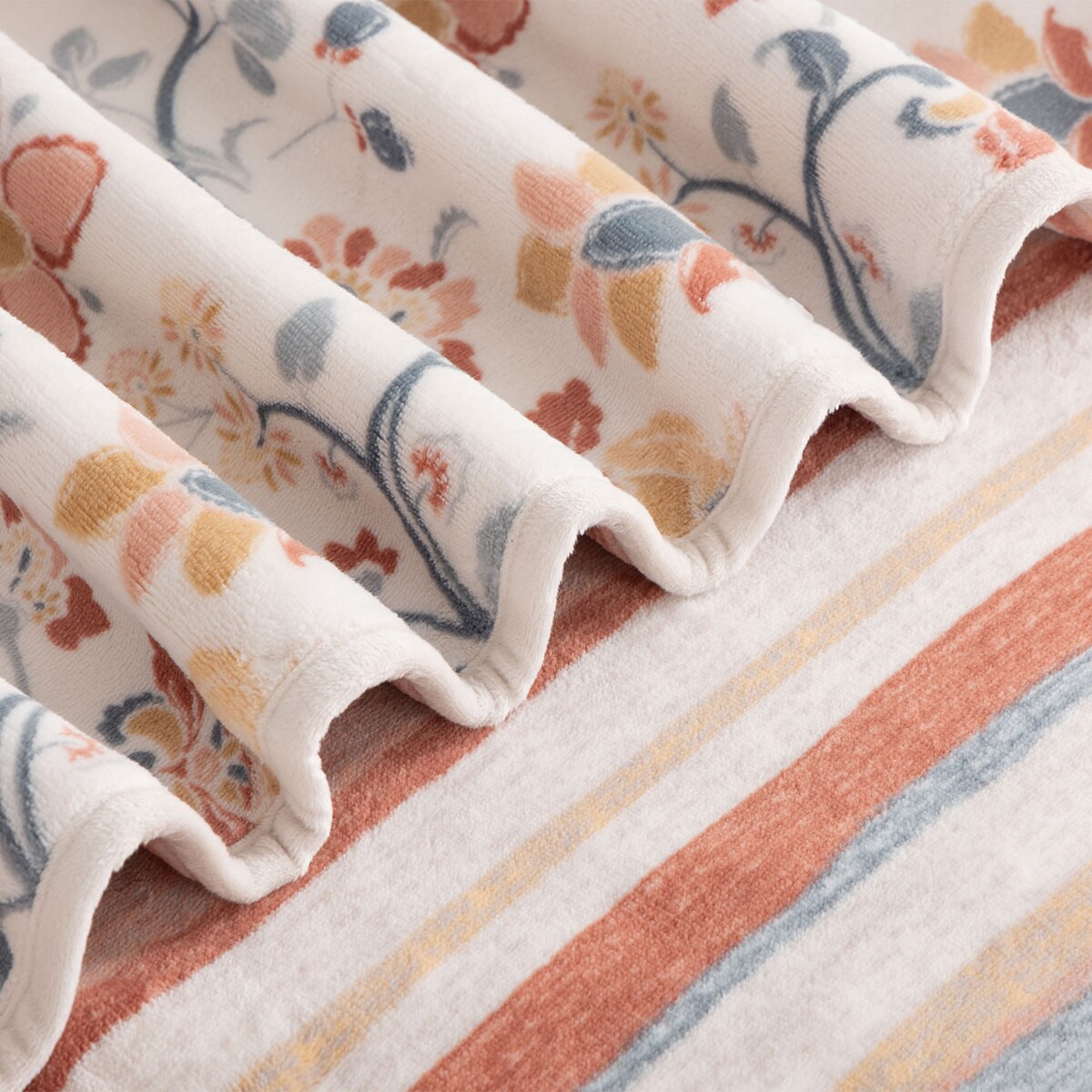 Berkshire 양면 프린트 플러쉬 담요152x178cm - 플로럴