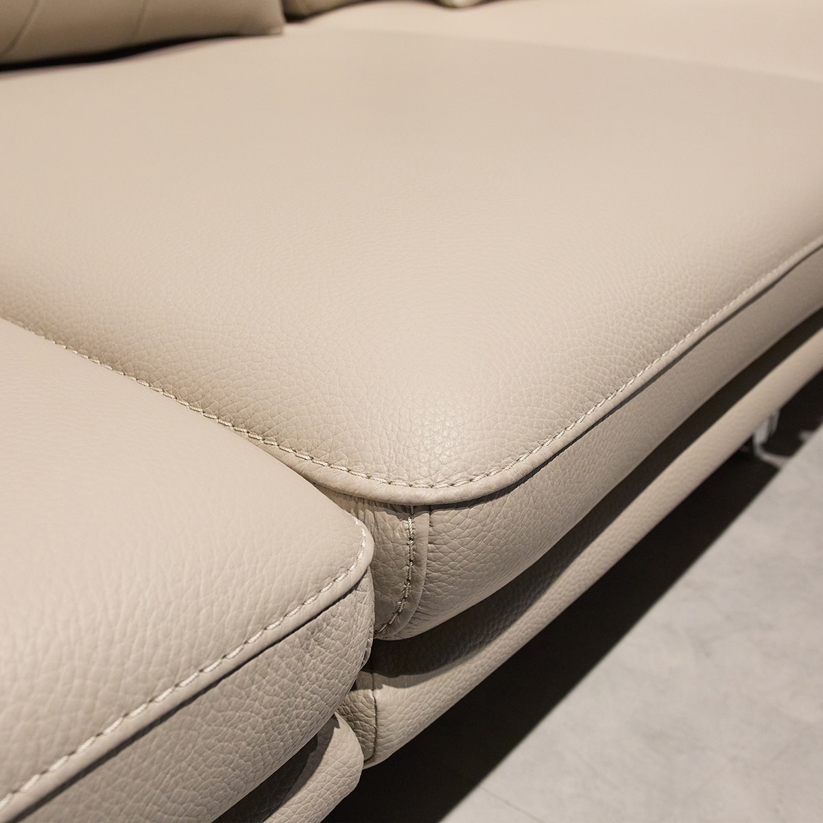 사트바 꼬모에디션 스윙쿠션 소파 4인