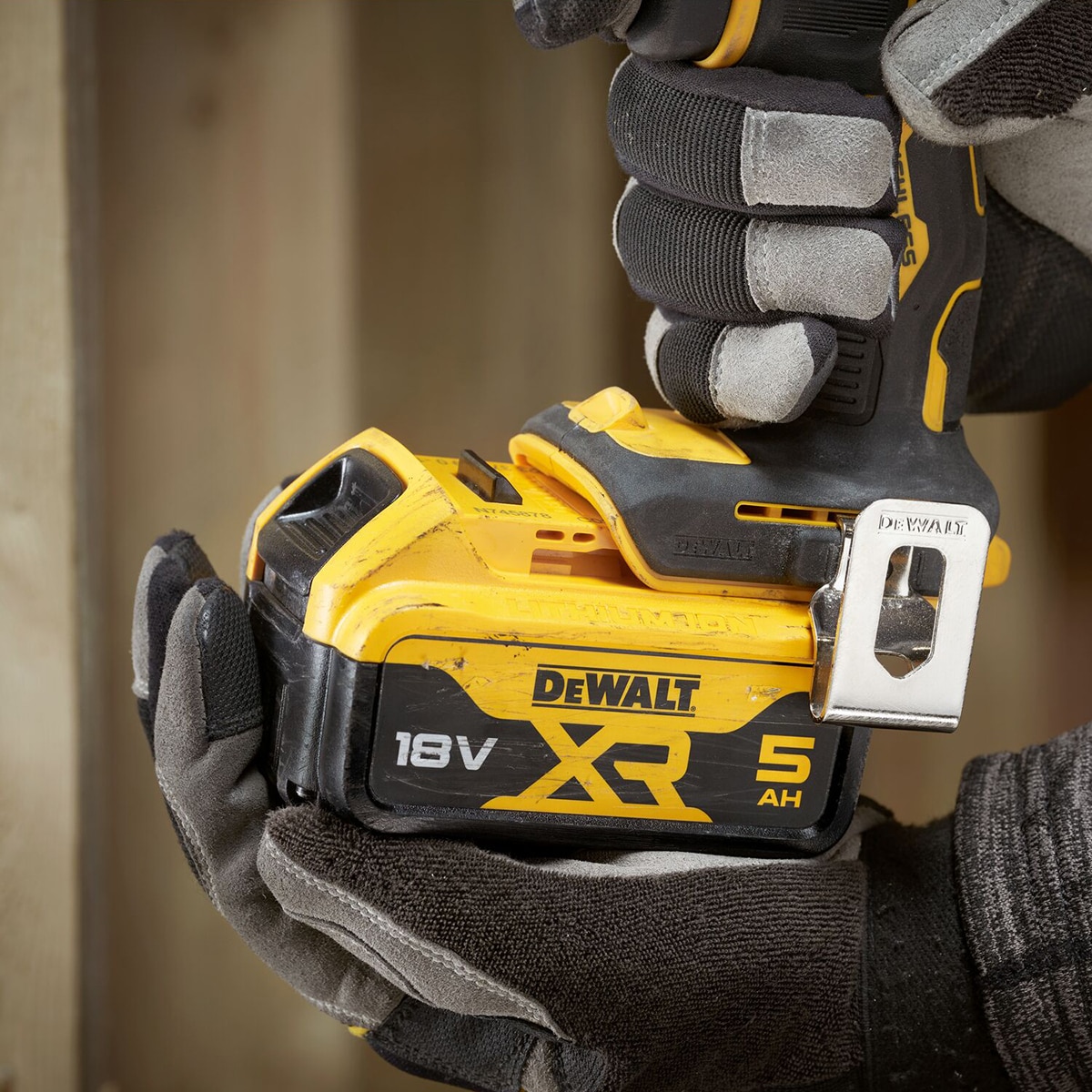 디월트 20V 브러쉬리스 드릴 세트 (배터리 1)